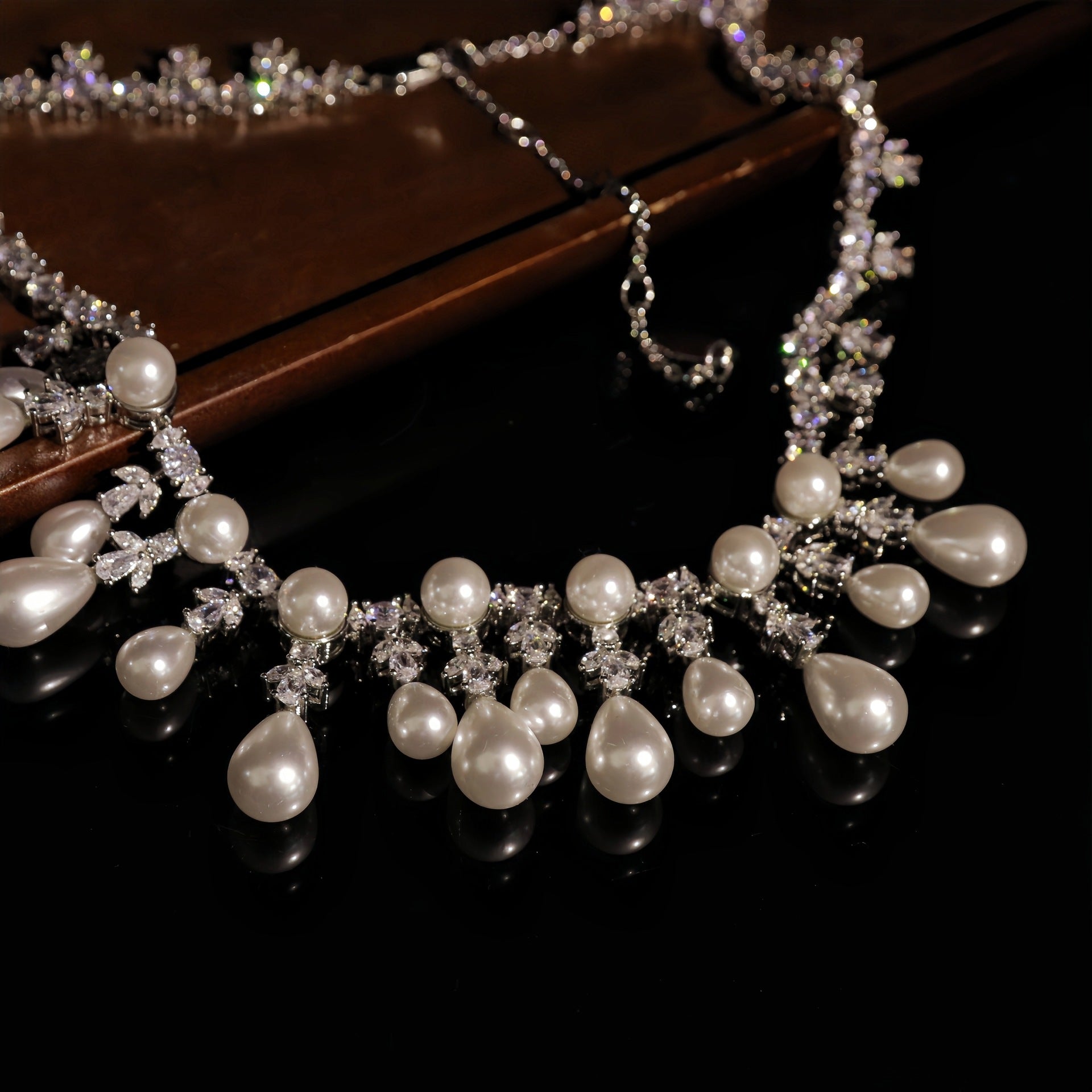 Schickes, schlüsselbeinlanges Collier und vergoldete Zirkon-Perlenohrringe Schmuckset