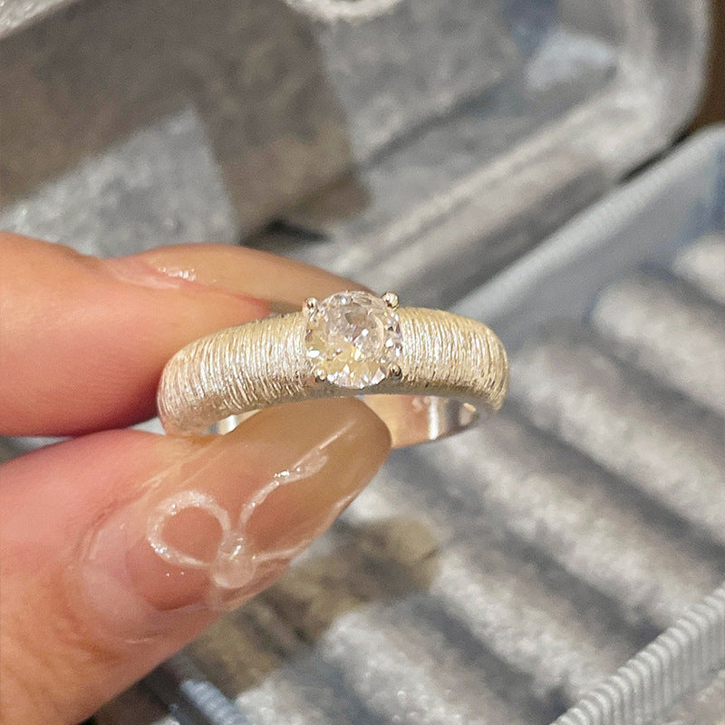 2026 Neuer High-End Funkelnder Zirkon Gebürsteter Offener Ring für Damen, Leichter Luxus Nischen-Zeigefingerring