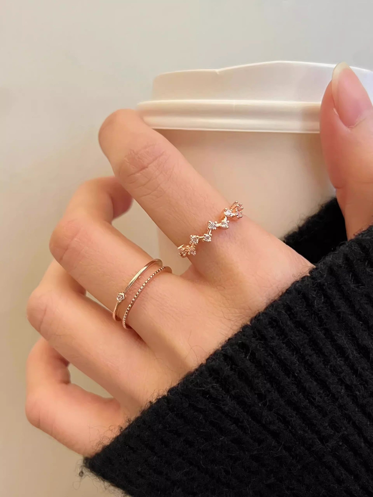 Stern-Zirkon-Ring für Damen, Nischen-Twist-Band, luxuriöser High-End-Ring für den kleinen Finger und Zeigefinger