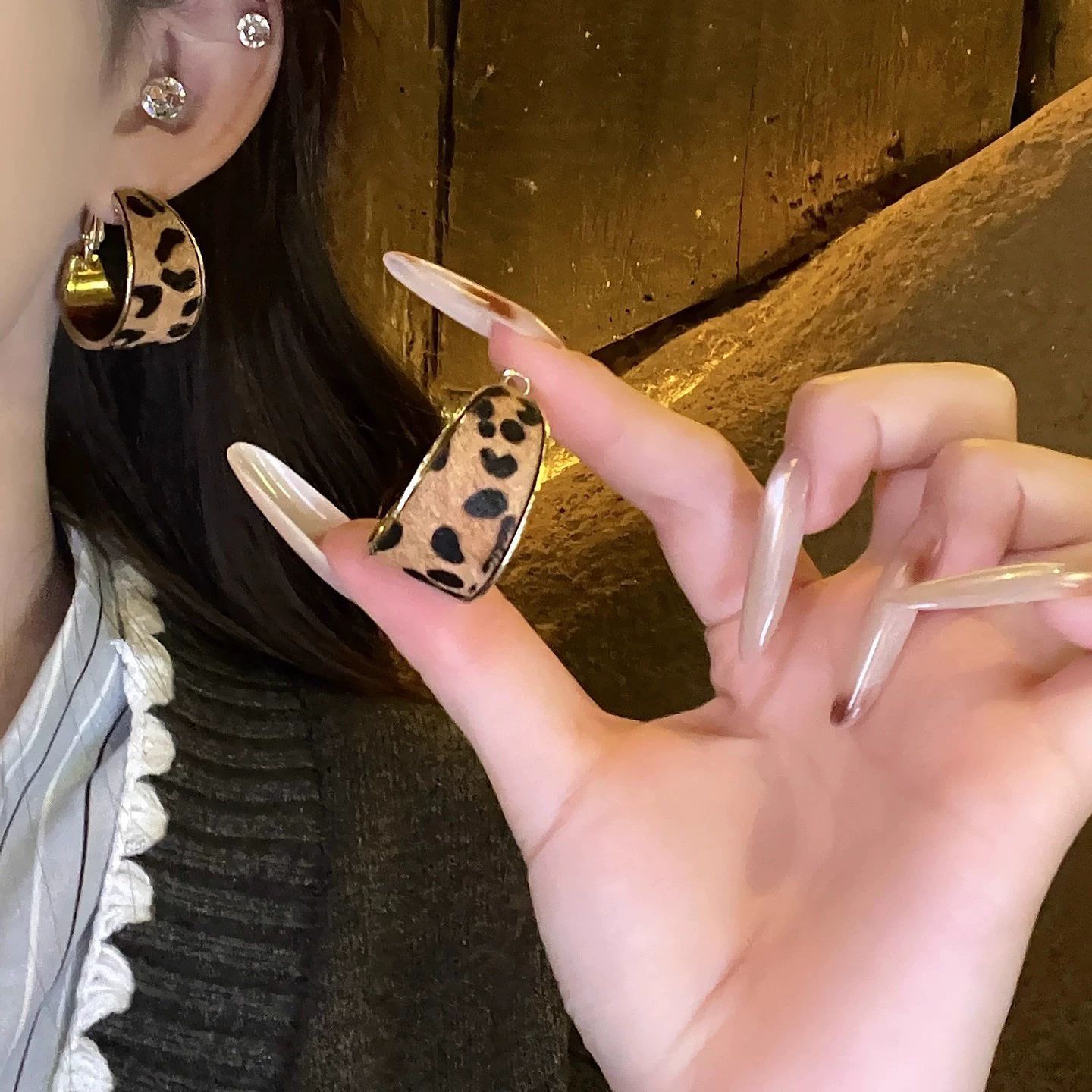 Vintage Ohrringe mit Achatperlen in Schildpatt-Optik für Damen, zierliche C-Hoop-Ohrringe mit silberfarbenen Bernsteinharzperlen, luxuriöser minimalistischer Herbst-Winter-Schmuck als Geschenk