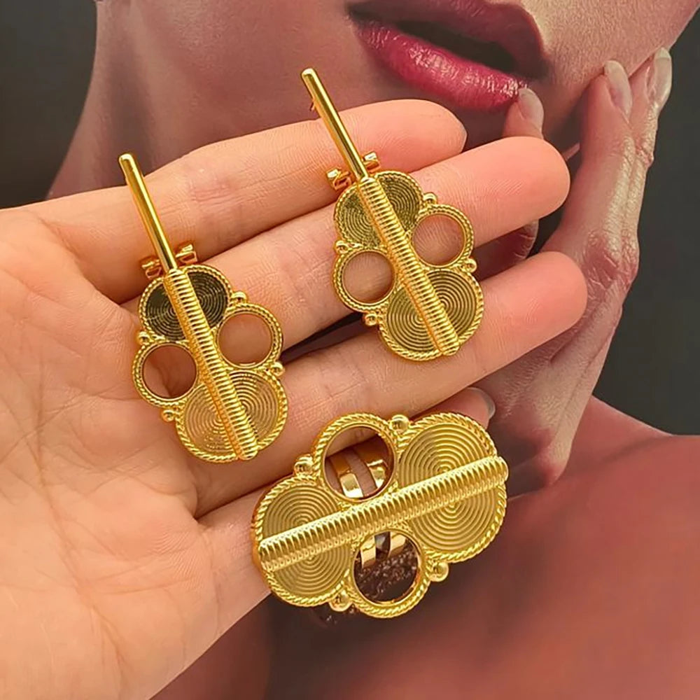 Afrikanischer Goldschmuck für Partys, ausgehöhlte Design-Hakenohrringe und Fingerring, 2-teiliges Set für nigerianisches Schmuckzubehör