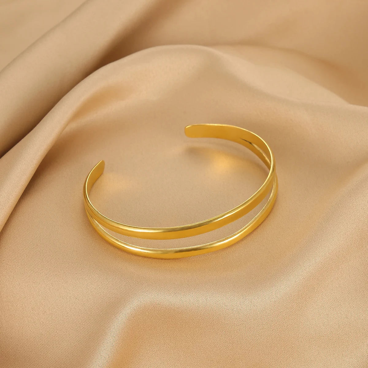 Wasserdichte Manschettenarmbänder für den Sommer für Frauen, süßes Blumen-Doppelschicht-Armband, offenes Edelstahl-Goldfarbenes Stern-Muschel-Schmuck