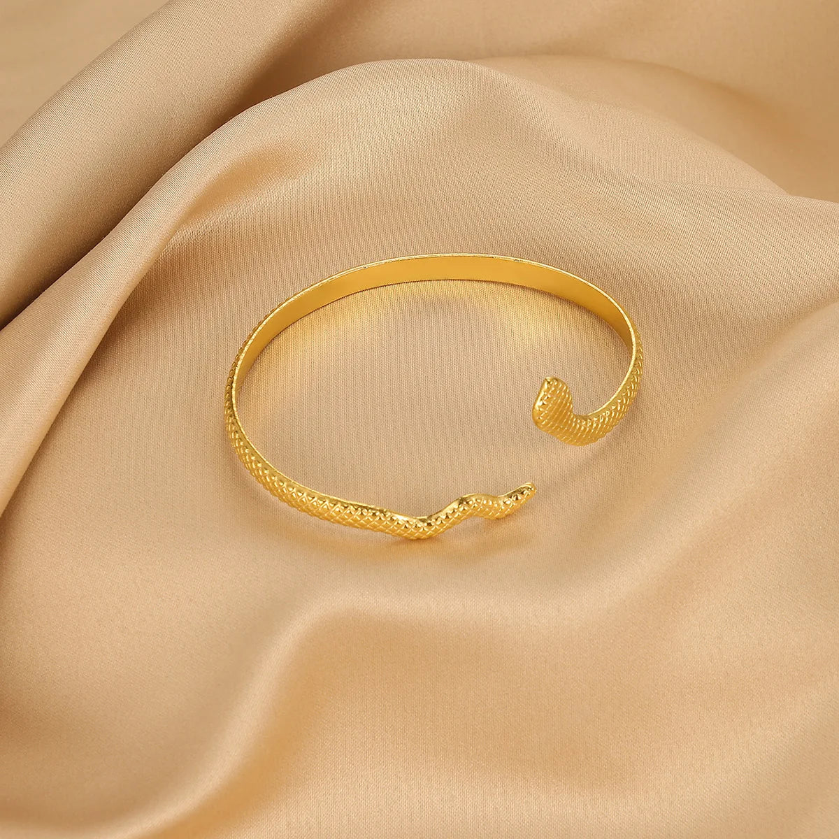 Wasserdichte Manschettenarmbänder für den Sommer für Frauen, süßes Blumen-Doppelschicht-Armband, offenes Edelstahl-Goldfarbenes Stern-Muschel-Schmuck