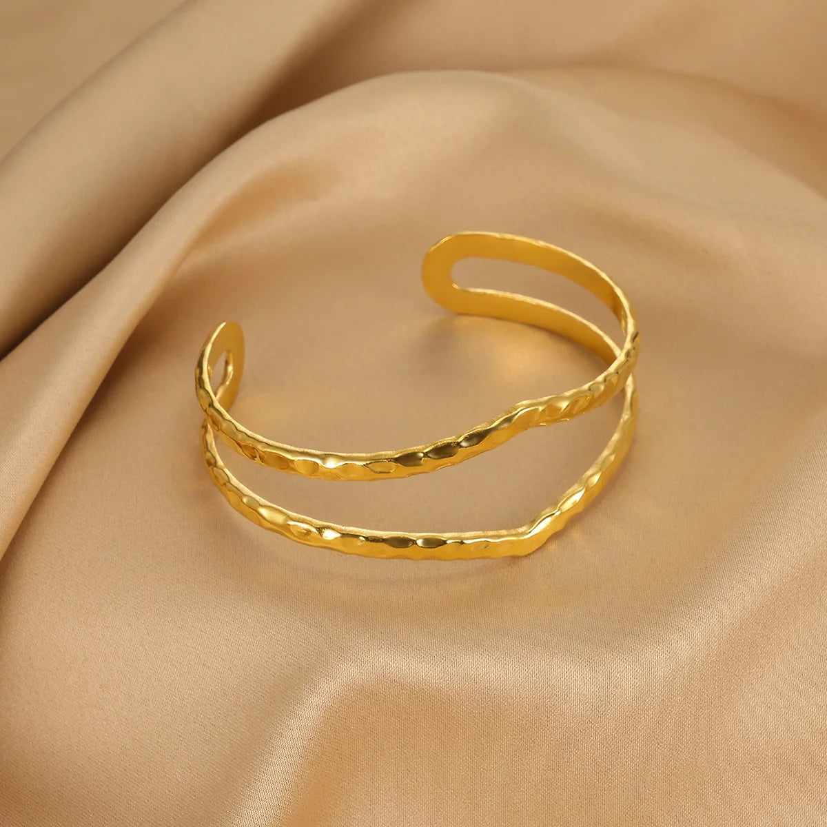 Wasserdichte Manschettenarmbänder für den Sommer für Frauen, süßes Blumen-Doppelschicht-Armband, offenes Edelstahl-Goldfarbenes Stern-Muschel-Schmuck