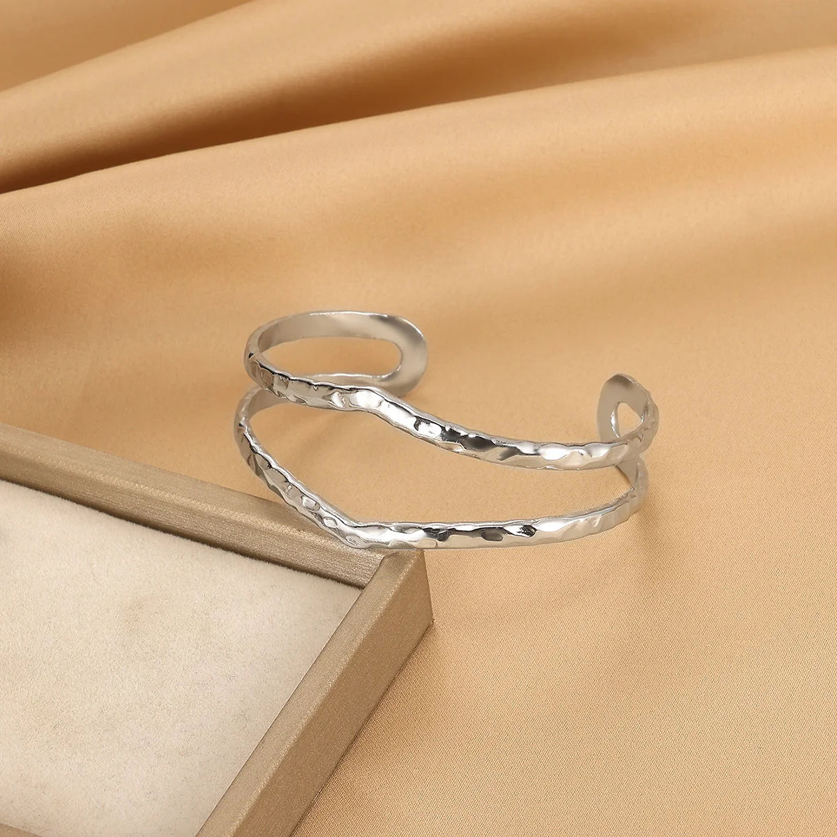 Wasserdichte Manschettenarmbänder für den Sommer für Frauen, süßes Blumen-Doppelschicht-Armband, offenes Edelstahl-Goldfarbenes Stern-Muschel-Schmuck