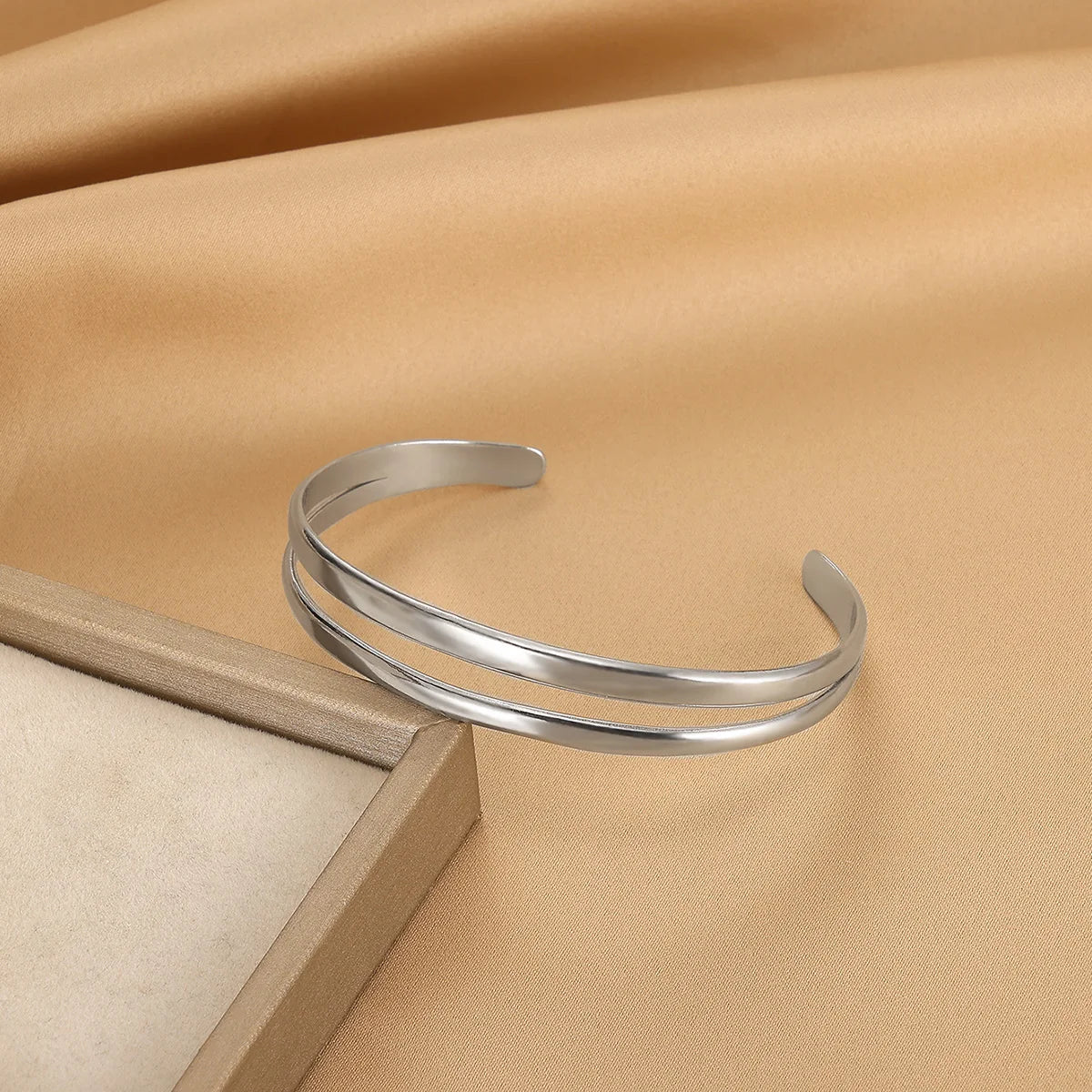 Wasserdichte Manschettenarmbänder für den Sommer für Frauen, süßes Blumen-Doppelschicht-Armband, offenes Edelstahl-Goldfarbenes Stern-Muschel-Schmuck