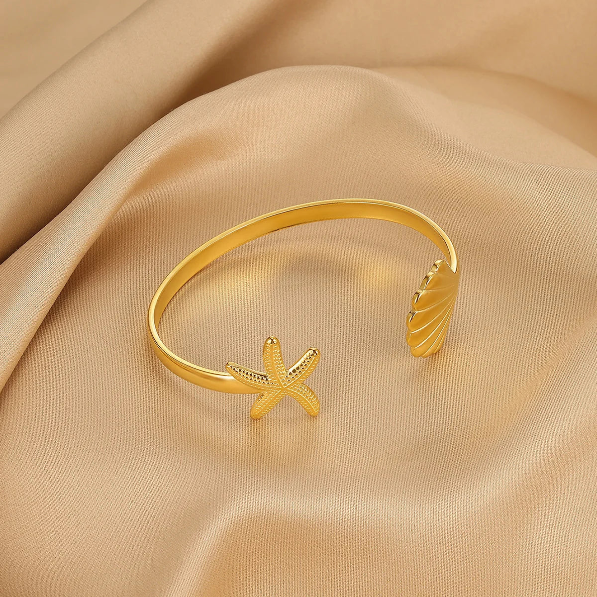 Wasserdichte Manschettenarmbänder für den Sommer für Frauen, süßes Blumen-Doppelschicht-Armband, offenes Edelstahl-Goldfarbenes Stern-Muschel-Schmuck