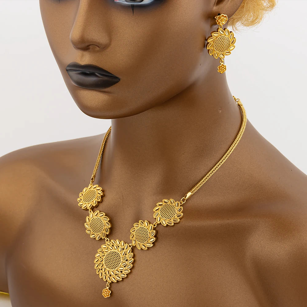Rundes Schmuckset Design für Frauen Afrikanischer Hot Sale Kupfer Creolen Blumen Halskette Vergoldeter Anhänger Party Hochzeitsgeschenke