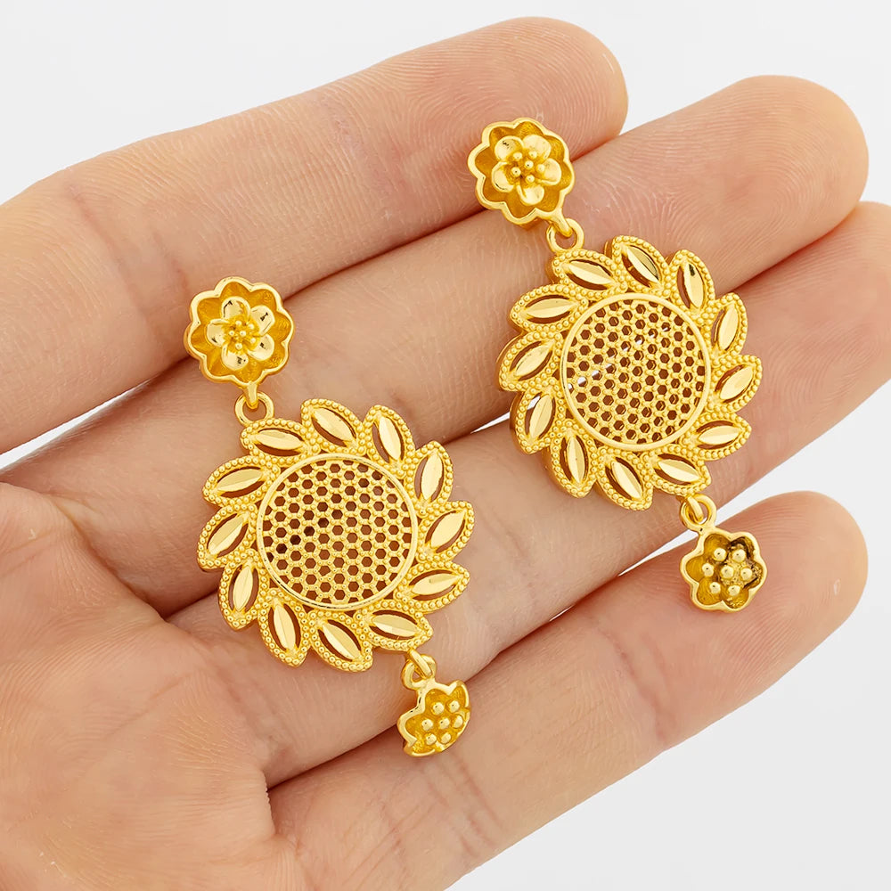 Rundes Schmuckset Design für Frauen Afrikanischer Hot Sale Kupfer Creolen Blumen Halskette Vergoldeter Anhänger Party Hochzeitsgeschenke