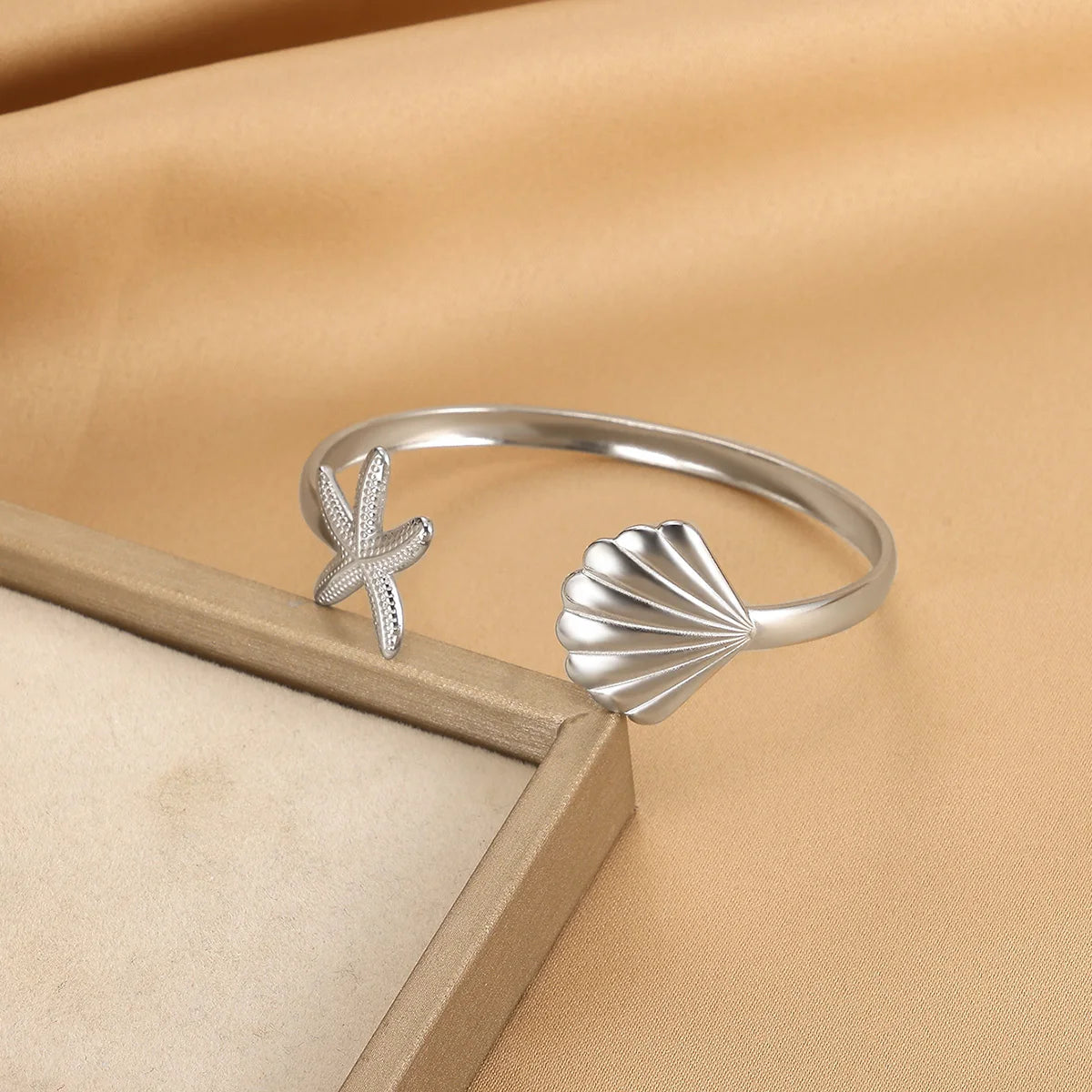 Wasserdichte Manschettenarmbänder für den Sommer für Frauen, süßes Blumen-Doppelschicht-Armband, offenes Edelstahl-Goldfarbenes Stern-Muschel-Schmuck