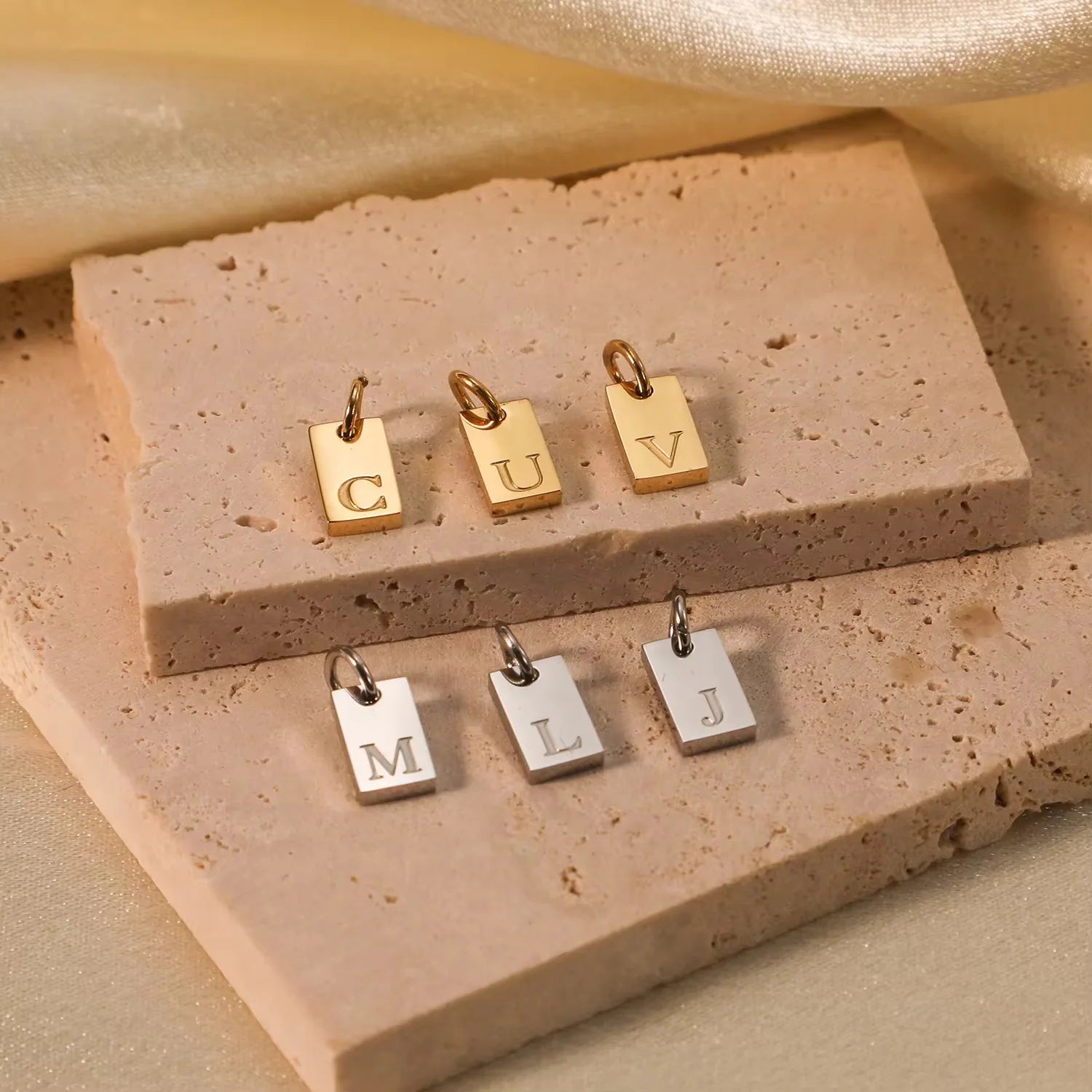 SUNIBI Dije de dije del alfabeto para collares, joyería de acero inoxidable, accesorios de letras grabadas DIY, joyería de moda para mujer