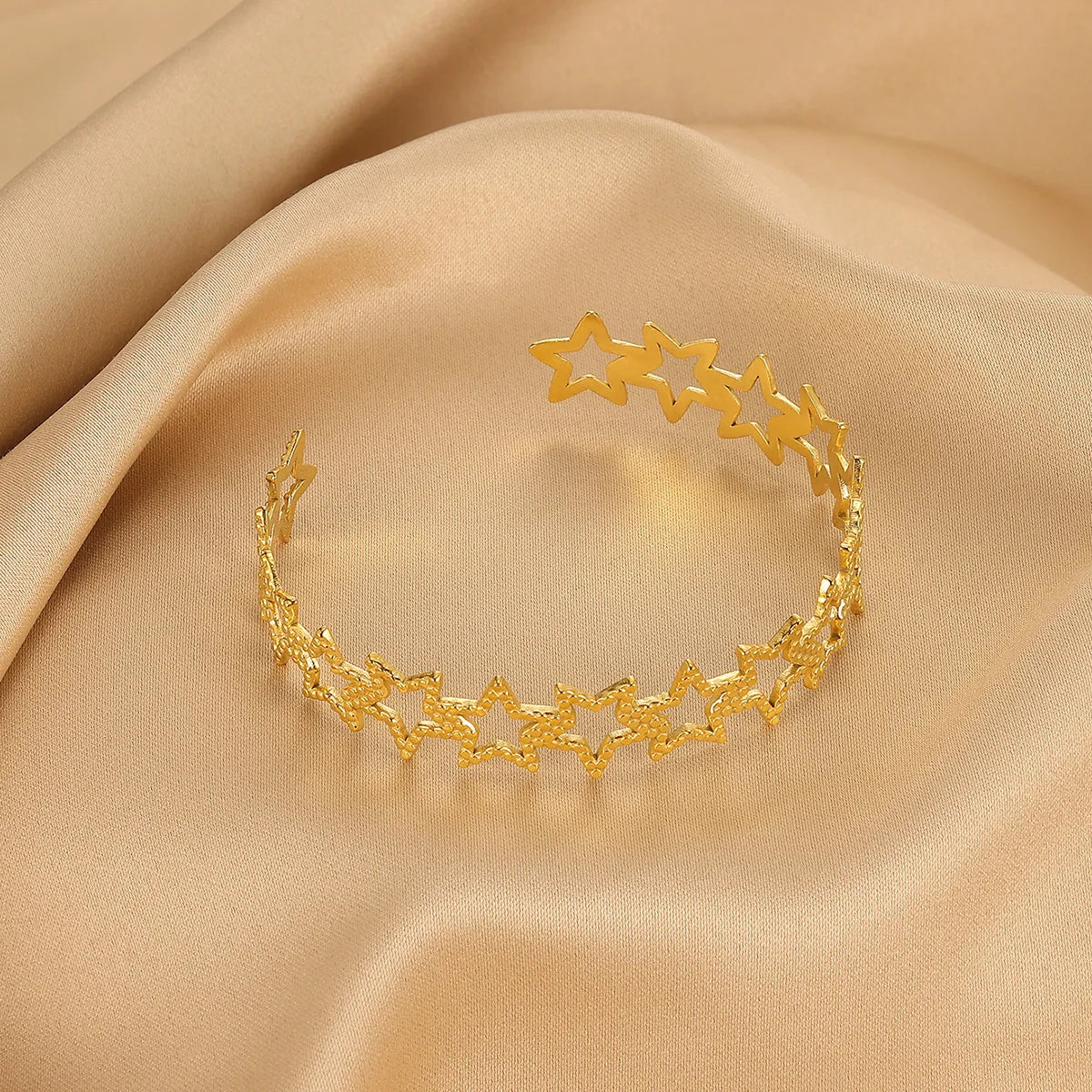 Wasserdichte Manschettenarmbänder für den Sommer für Frauen, süßes Blumen-Doppelschicht-Armband, offenes Edelstahl-Goldfarbenes Stern-Muschel-Schmuck
