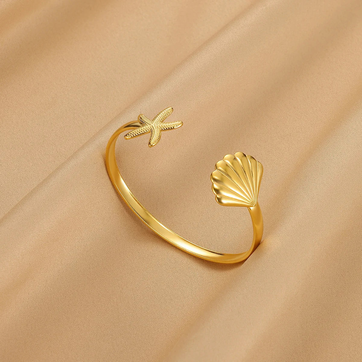 Wasserdichte Manschettenarmbänder für den Sommer für Frauen, süßes Blumen-Doppelschicht-Armband, offenes Edelstahl-Goldfarbenes Stern-Muschel-Schmuck