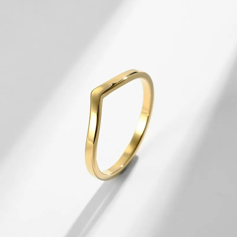 2 mm dünner V-förmiger stapelbarer Ring aus poliertem Edelstahl für Damen und Mädchen, Größen 5–10