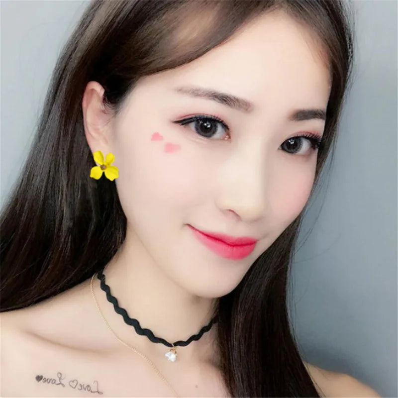 Pendientes de tuerca coreanos pequeños con diseño de flores bonitas para mujer, aretes frescos y dulces, aretes llamativos para niña, joyería de moda 2019