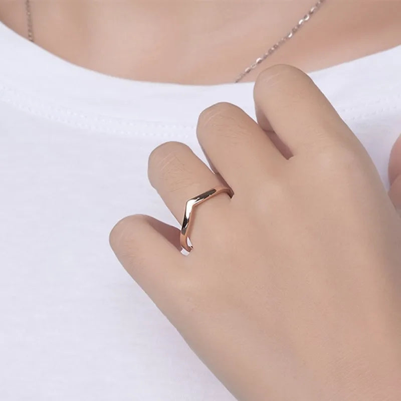 2 mm dünner V-förmiger stapelbarer Ring aus poliertem Edelstahl für Damen und Mädchen, Größen 5–10