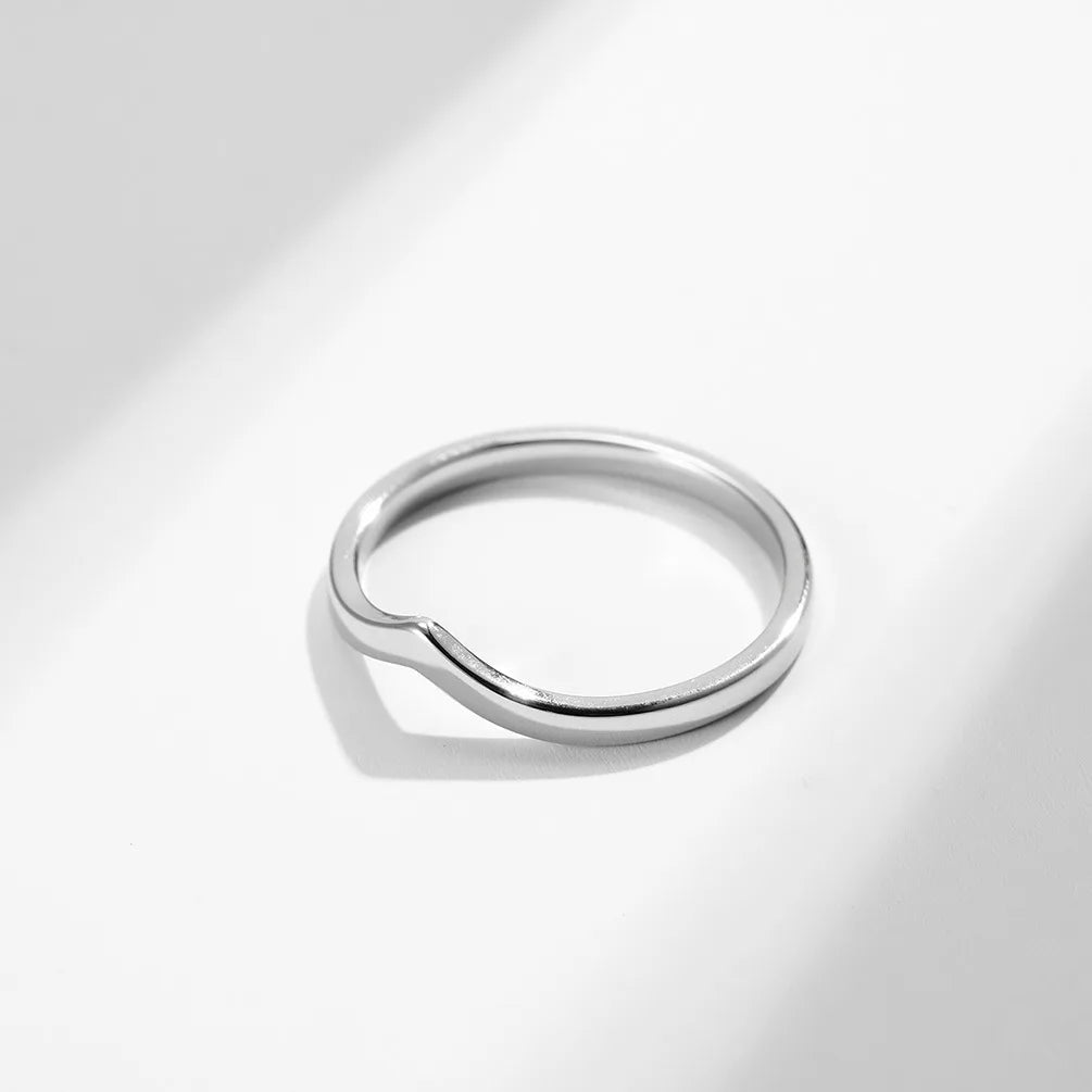 2 mm dünner V-förmiger stapelbarer Ring aus poliertem Edelstahl für Damen und Mädchen, Größen 5–10