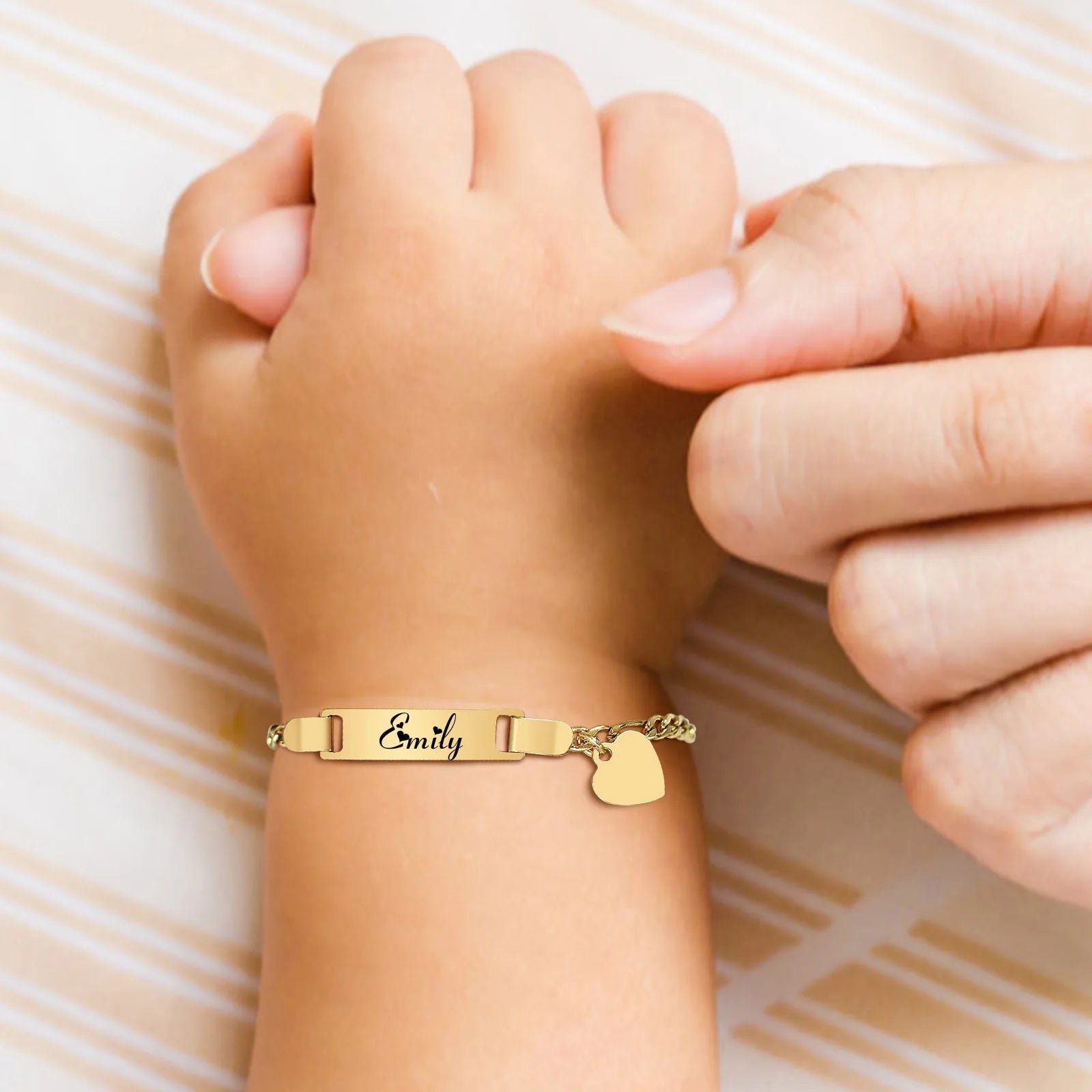 Personalisiertes Armband mit Wunschnamen und Herz, Edelstahl Figaro-Kettenglied verstellbar, graviertes Geschenk für Jungen und Mädchen