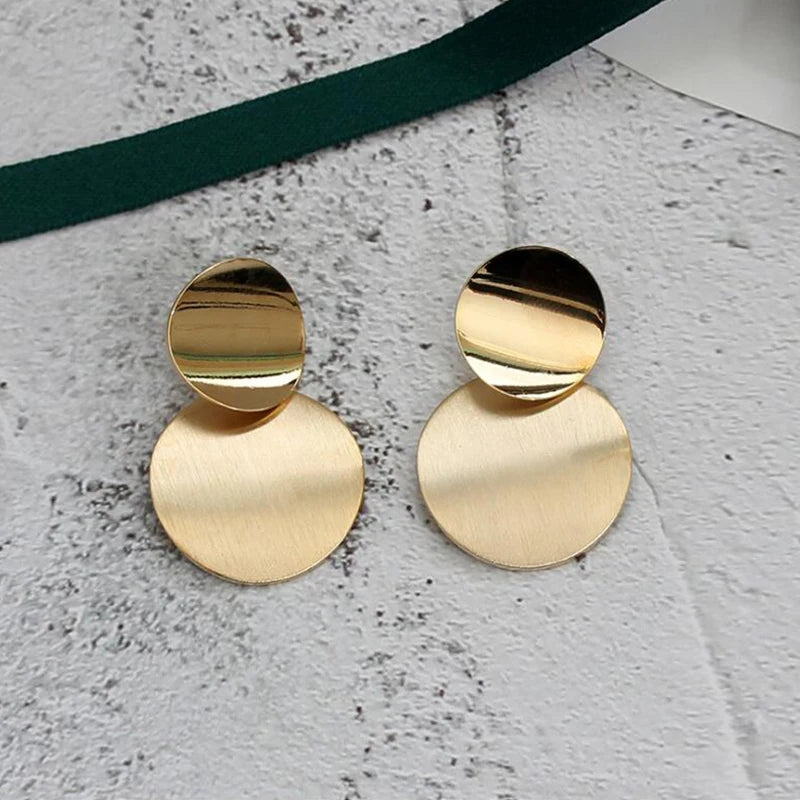 Goldfarbene Metall-Tropfenohrringe Unregelmäßige hohle Herz-Anhänger-Ohrringe Gedrehte geometrische Persönlichkeits-Ohrringe für Frauen