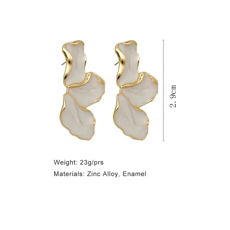 Pendientes de tuerca de epoxi crema con forma de flor de metal para mujer, chapado en color dorado, diseño irregular, diseño pesado, pendientes llamativos