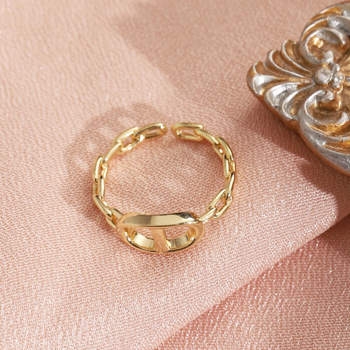Modischer Sternen-Vollbohrer-Kettenanhänger-Ring für Frauen Vielseitiges Luxus-Design Ringfinger-Accessoire Kupfermaterial