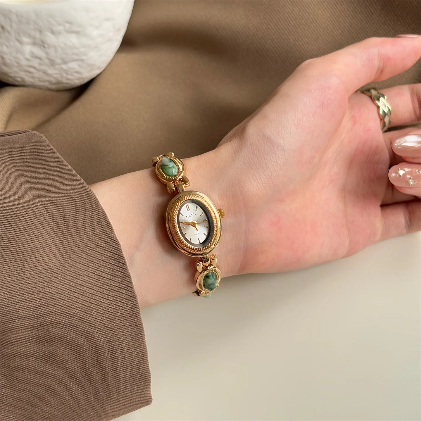 Neue Vintage Damen Armbanduhr mit farbigen Edelsteinen, leichte Luxus personalisierte Retro Schmuck Gold Edle Kleine Süße Armbanduhr
