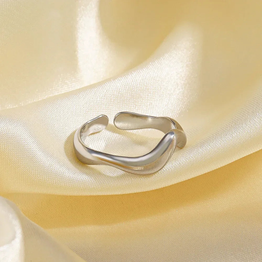 LATS Edelstahl Goldfarbene Ringe für Damen und Herren 2024 Farbecht Beliebte Party Personalisierte Überzogene Charms Schmuck Geschenke