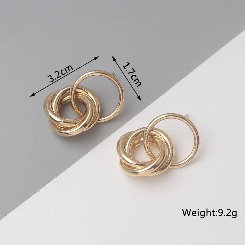 Goldfarbene Metall-Tropfenohrringe Unregelmäßige hohle Herz-Anhänger-Ohrringe Gedrehte geometrische Persönlichkeits-Ohrringe für Frauen