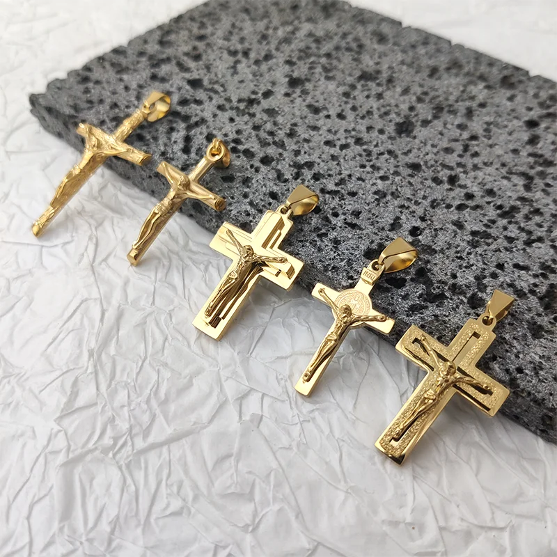 Nuevo Diseño 18K Chapado en Oro Impermeable Acero Inoxidable Colgante Cruz de Jesús Para Hombres Amuletos Religiosos