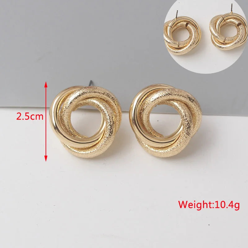 Goldfarbene Metall-Tropfenohrringe Unregelmäßige hohle Herz-Anhänger-Ohrringe Gedrehte geometrische Persönlichkeits-Ohrringe für Frauen