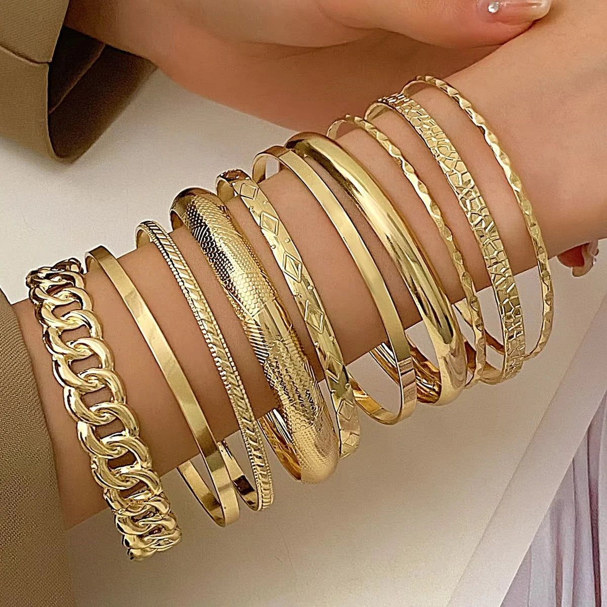 Zehnteiliges Set stilvoller böhmischer Retro-Armband-Schmuck für Hochzeiten und Bankette in Gold- und Silberfarbe mit breiter Oberfläche