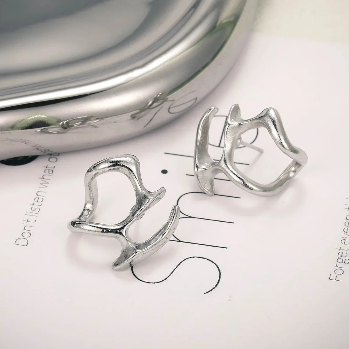 Fashion Punk Unregelmäßige Liquid Ohrringe Hip-Hop Persönlichkeit Metall Hohl Ohrringe Clip Mädchen Party Schmuck Geschenke Y2K Accessoires
