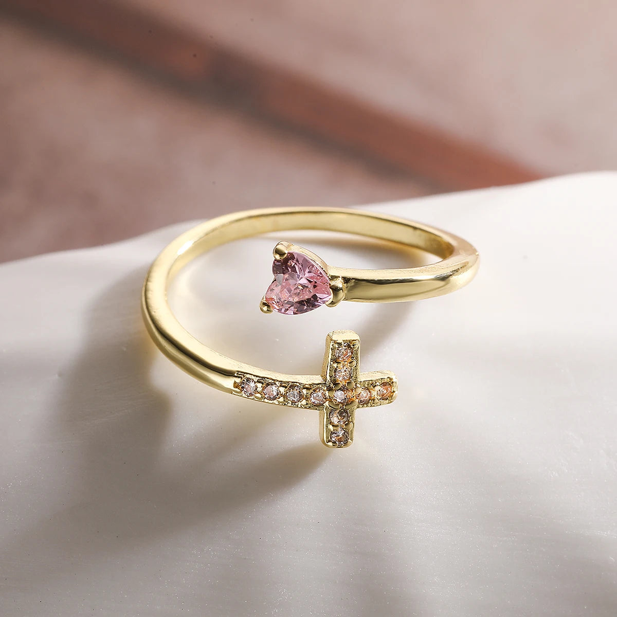 Klassisches Design Bling Bling Kreuzring 2026 Mode Goldfarben CZ Offener Ring Verstellbar Großhandel Christlicher Schmuck Geschenk