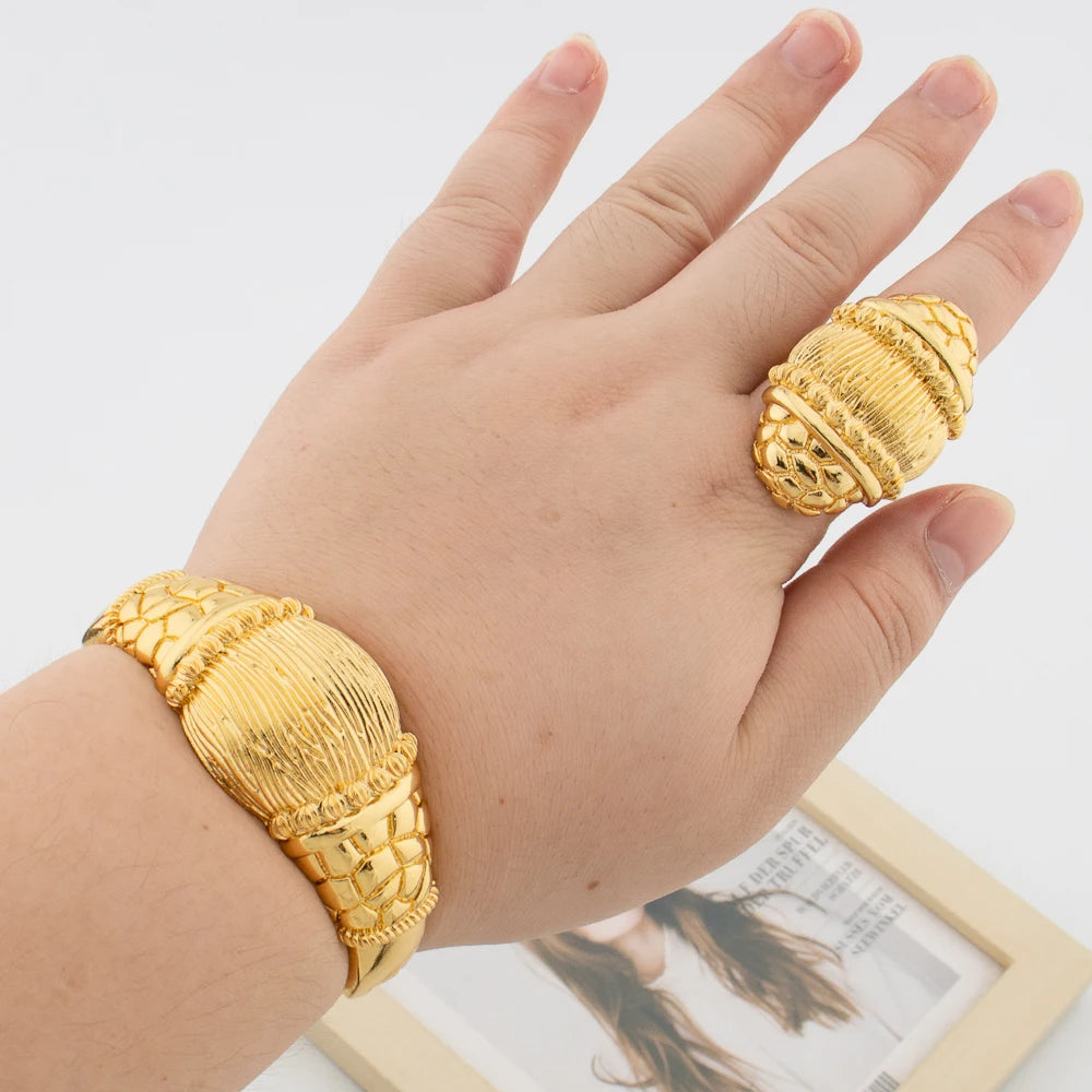 Mode Frauen Armreif und Ring Schmuckset 18k Goldfarbe Armband Cocktailring 2tlg Set für Verlobung Party Zubehör Geschenke
