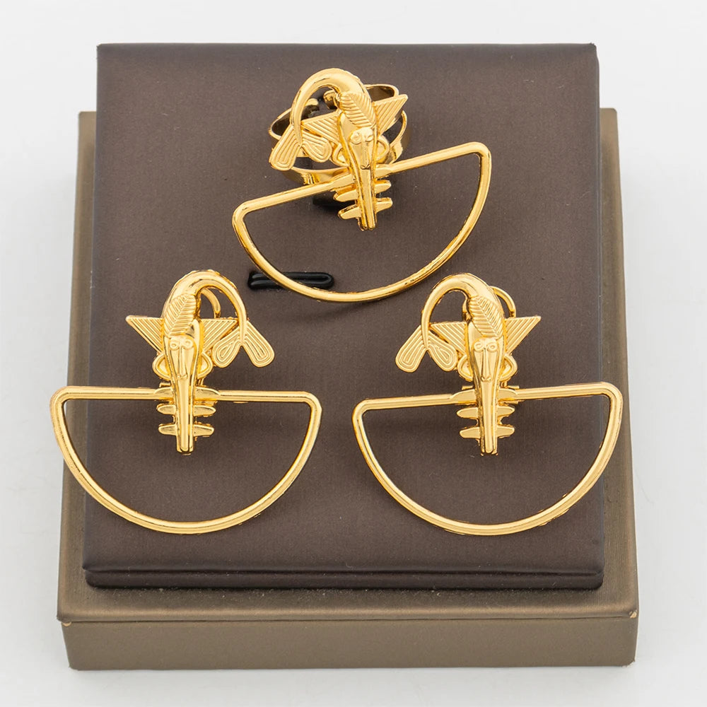 Trend Goldfarbene Ohrringe Schmuckset für Frauen Hohles Design Clip-Ohrringe mit Fingerring Alltagskleidung für Partyzubehör