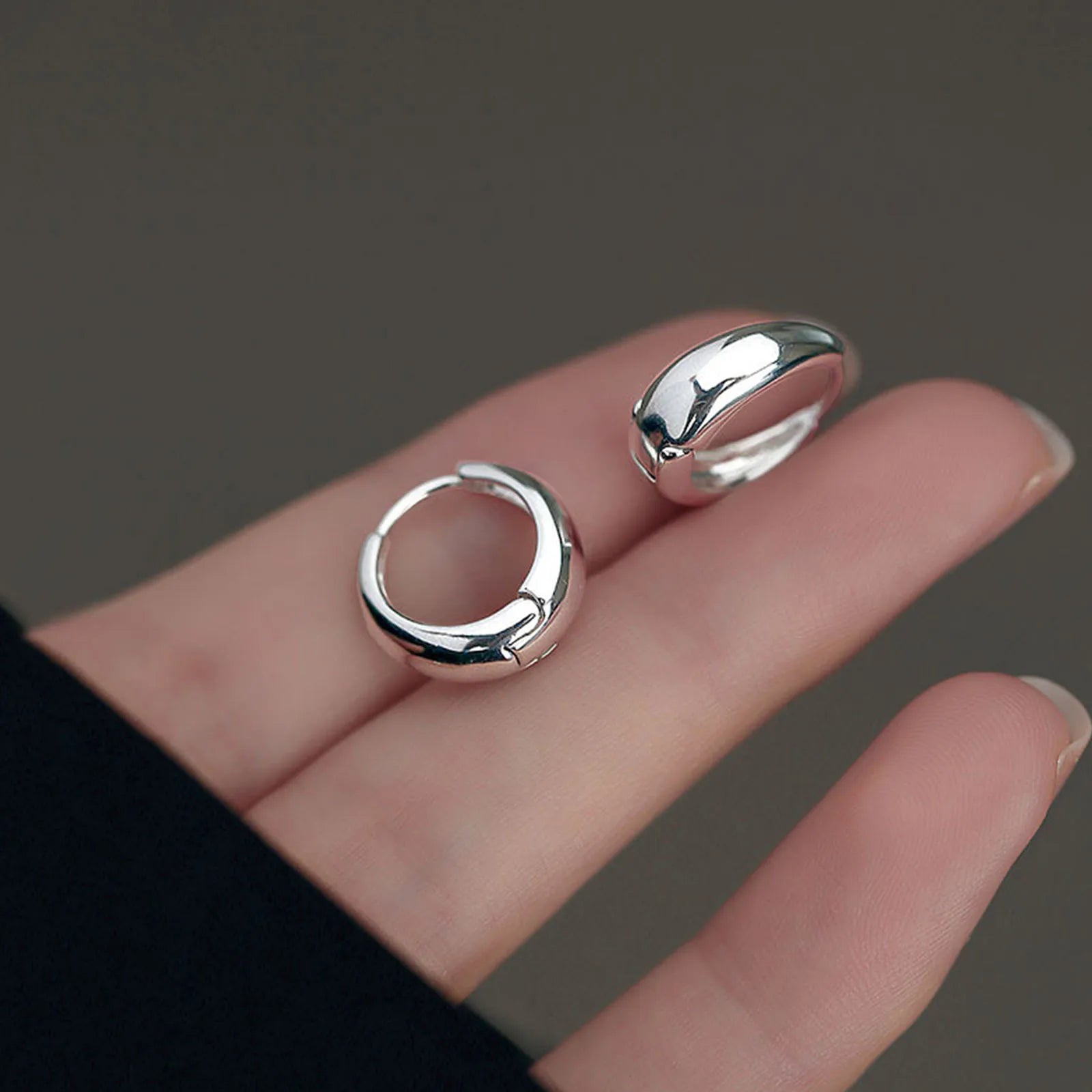 Pendientes de aro lisos de plata de ley 925, pendientes de lujo ligero y de alta gama, pendientes elegantes y sencillos para mujer