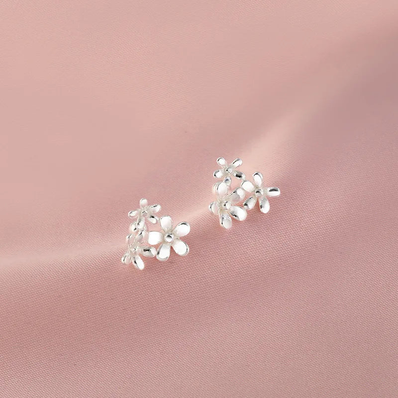 925er Sterlingsilber Drei Blumen Kleine Piercing-Ohrstecker für Damen Elegante Luxuriöse Feine Schmuck Verlobungsaccessoires