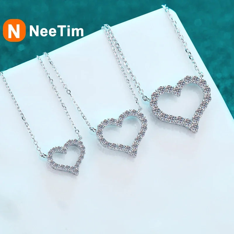 NeeTim D Collar de moissanita de color con colgante de corazón de plata de ley 925 chapado en oro blanco Cadena fina para mujer al por mayor