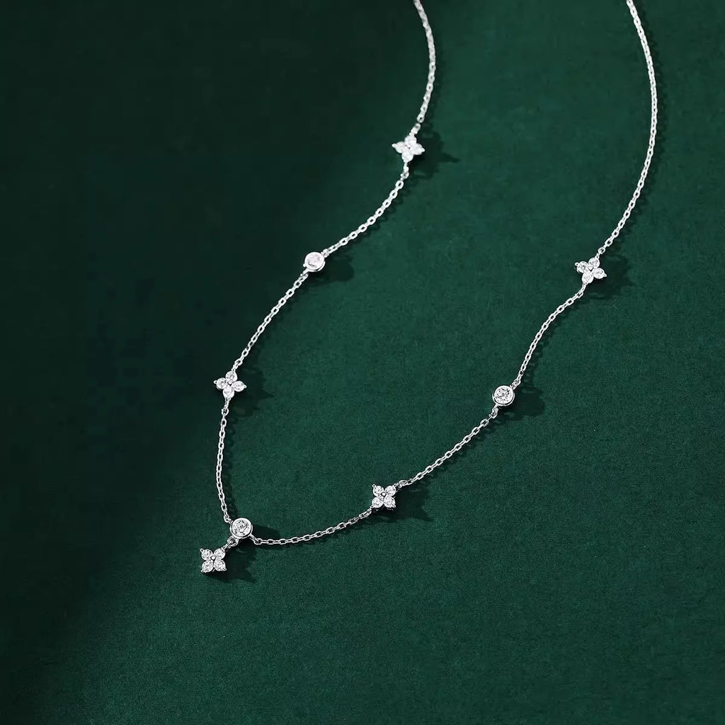 Un collar de trébol de cuatro hojas de plata S925, moderno y elegante, perfecto para regalos de joyería de San Valentín.