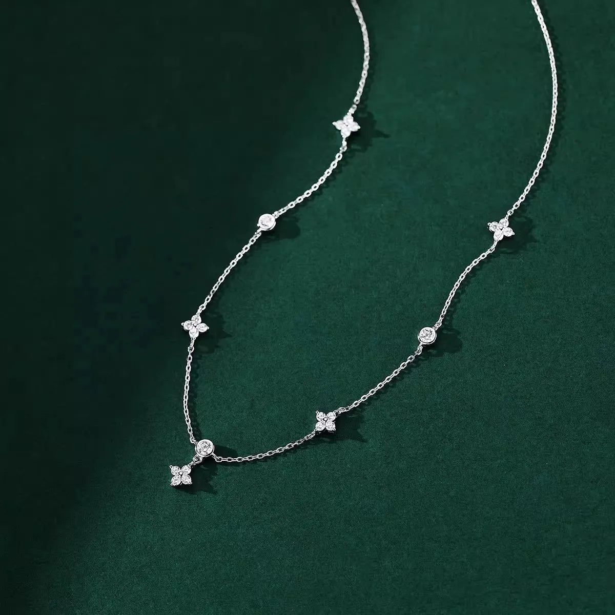 Un collar de trébol de cuatro hojas de plata S925, moderno y elegante, perfecto para regalos de joyería de San Valentín.