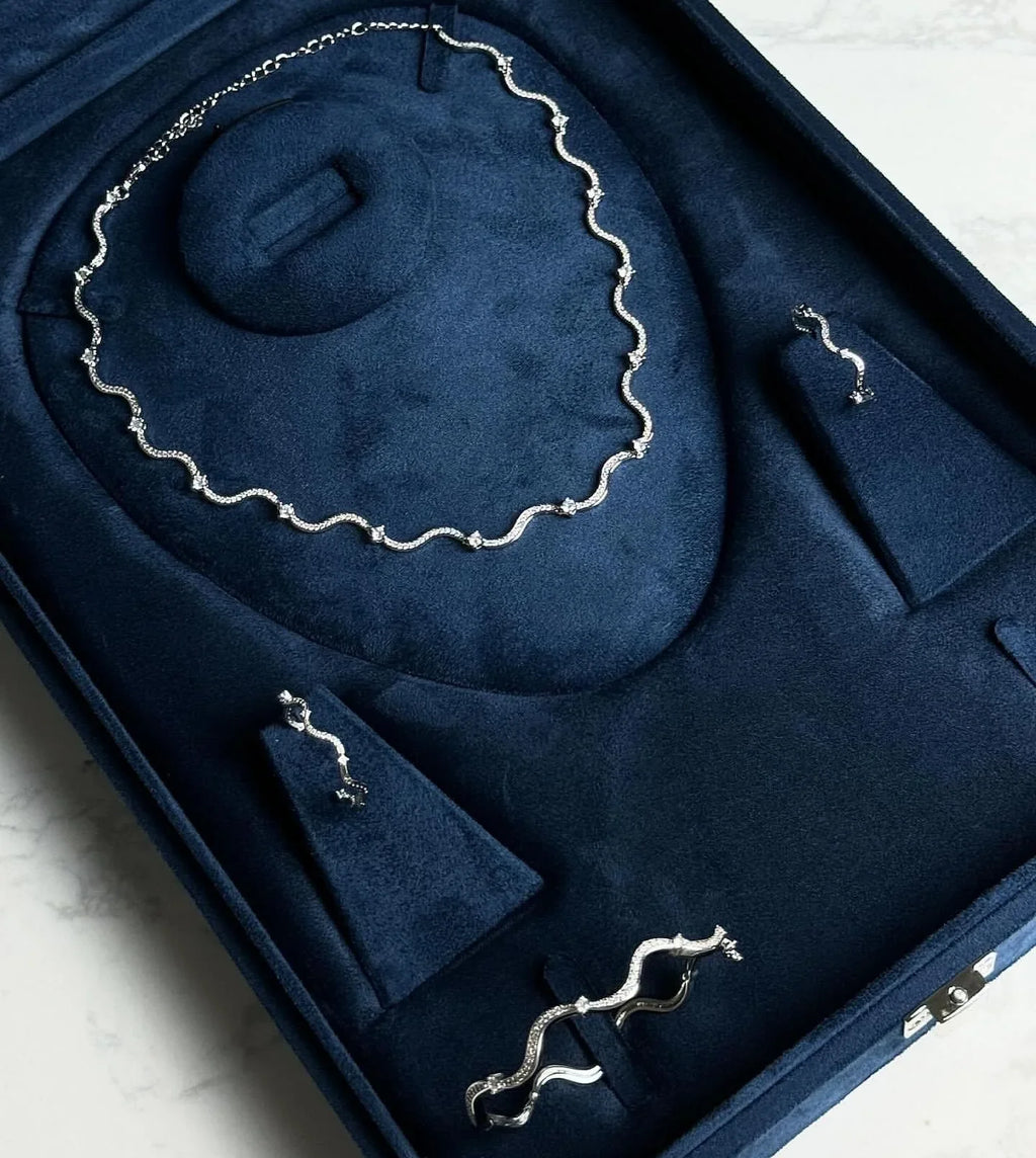 Modisches Damen-Schmuckset mit Wellenband-Armreif, Ring, Ohrringen und Halskette mit 5A Zirkonia CZ in Micro-Pavé-Fassung