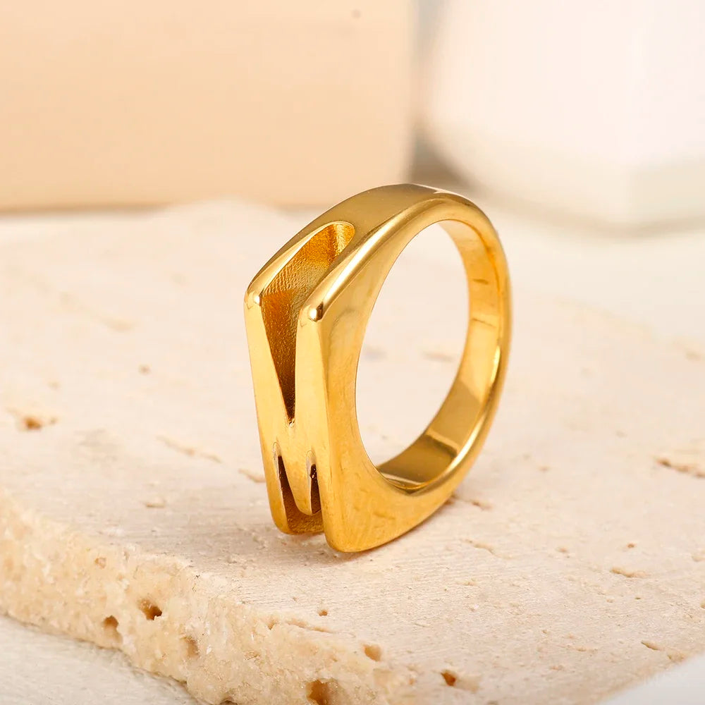 Großhandel High-End wasserdicht dreidimensionaler M-Buchstabe hohler Edelstahl Fingerring trendig für Damen personalisierbarer Schmuck