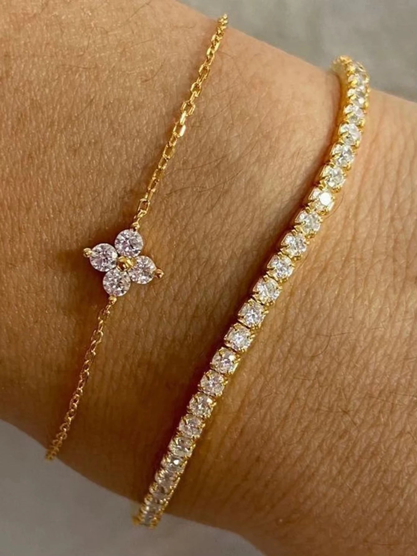 2 Stück einfache Zirkonia Blume Wasserkette Damen Armband Set Täglich Minimalistisch Silberfarben Armband Party Modeschmuck