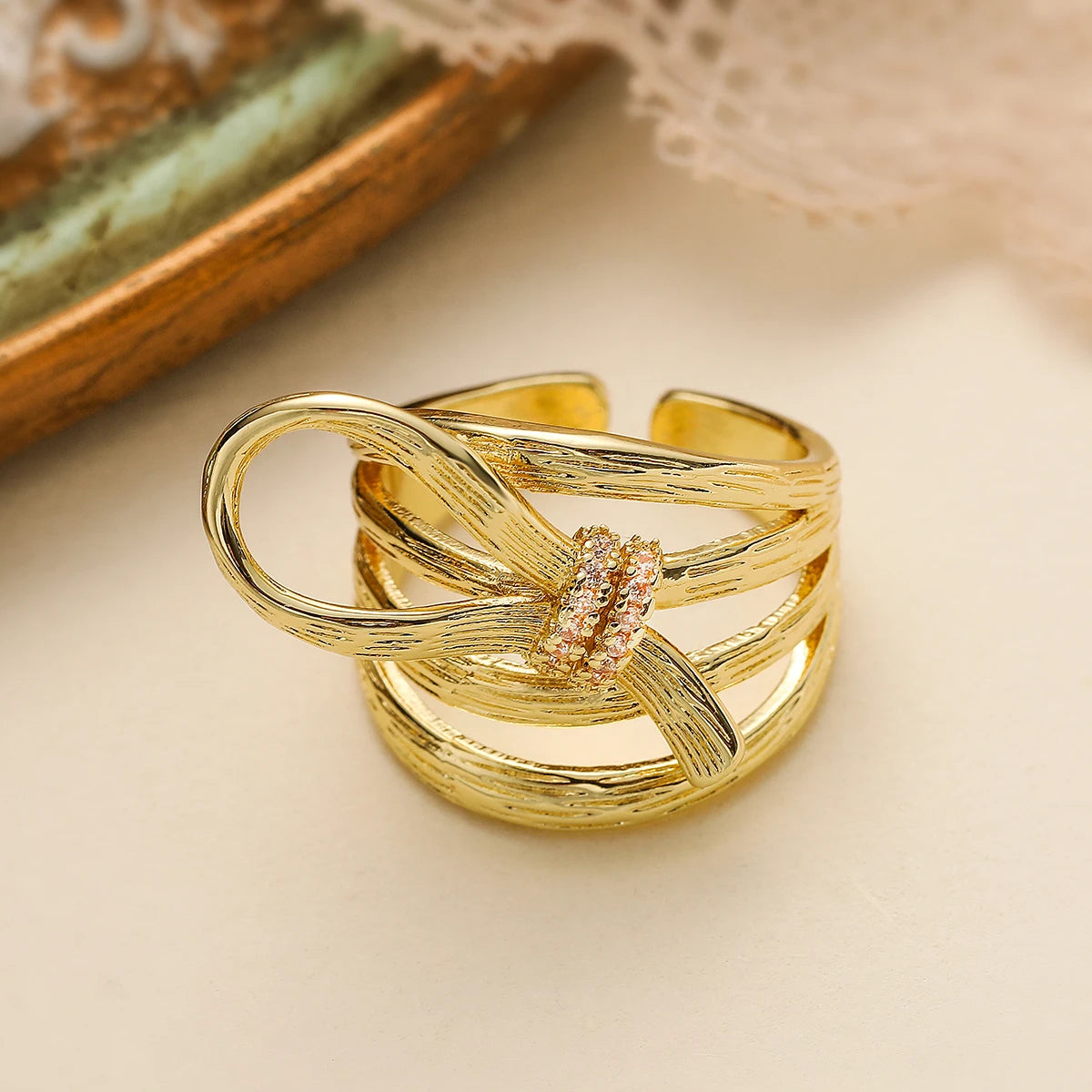NEWBUY Trendiger Goldfarben Kupfer Geometrischer Schmuck Luxuriöser AAA Zirkonia Ehering Für Elegante Frauen Verlobungsgeschenk