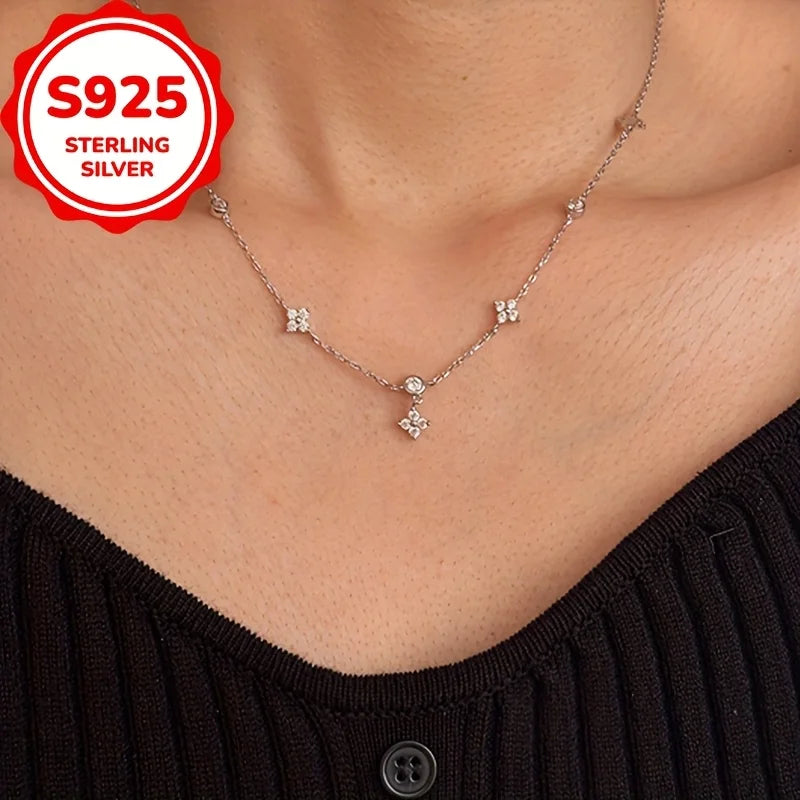 Un collar de trébol de cuatro hojas de plata S925, moderno y elegante, perfecto para regalos de joyería de San Valentín.