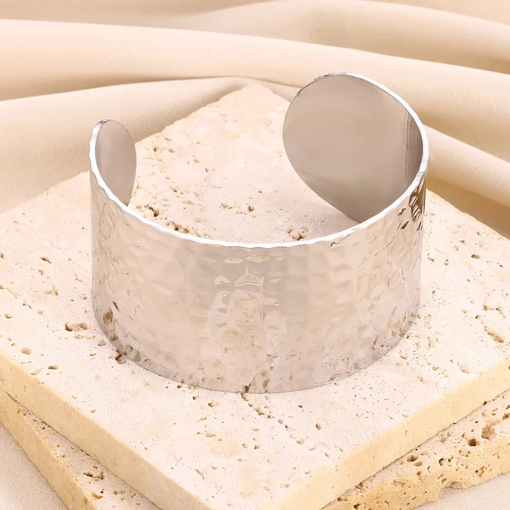 Klassisches Armband mit Faltenstruktur für Damen, exquisites Manschettenarmband, goldfarbenes Edelstahlarmband, Handornament-Geschenk