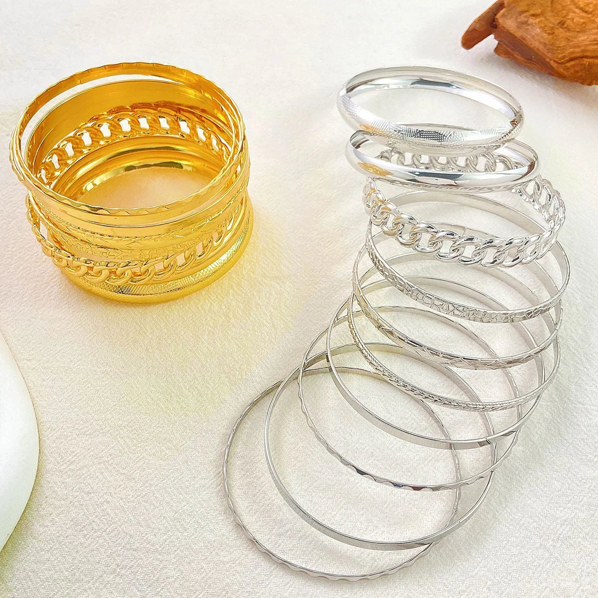 Zehnteiliges Set stilvoller böhmischer Retro-Armband-Schmuck für Hochzeiten und Bankette in Gold- und Silberfarbe mit breiter Oberfläche
