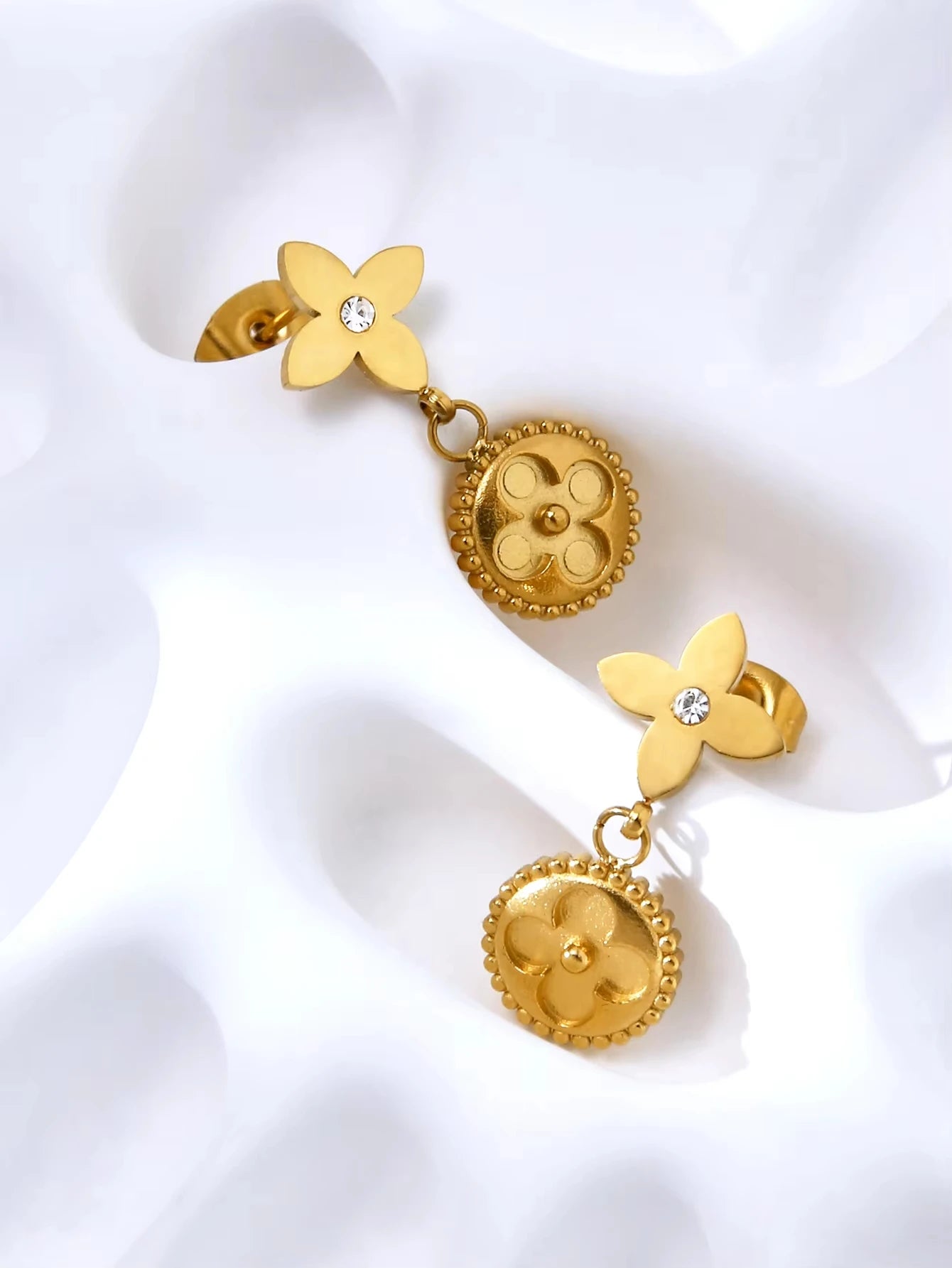 Pendientes de Trébol de Cuatro Hojas Redondos de Acero Inoxidable con Colgante, Sensación Premium de Temperamento Elegante, para Mujer