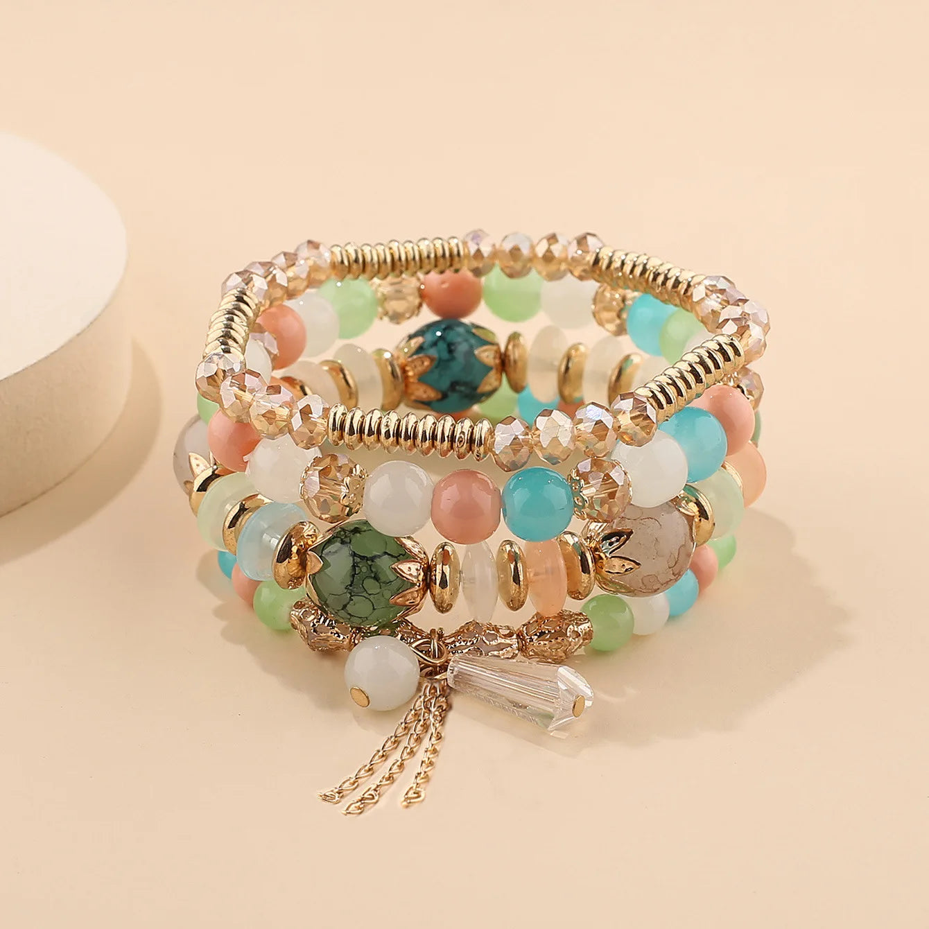 4 Stück neue Quasten-Charm-Perlen-Armband-Set für Frauen Bunt Glasperlenkette Armreif Weiblicher böhmischer Schmuck