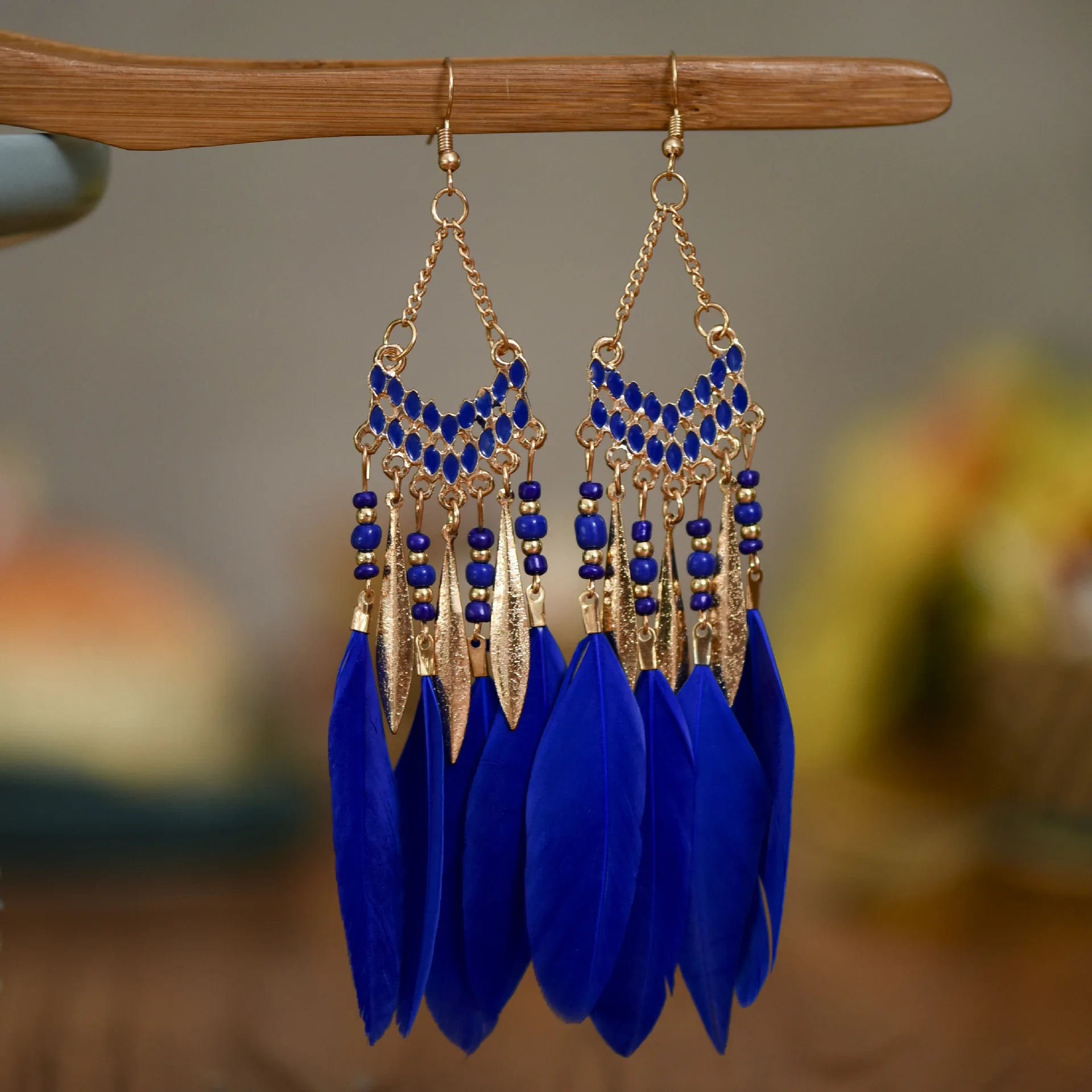 Neue ethnische Feder-Hängeohrringe für Frauen, böhmische lange Quasten-Perlen-Ohrringe, Mode-Party-Schmuck-Accessoires für Mädchen